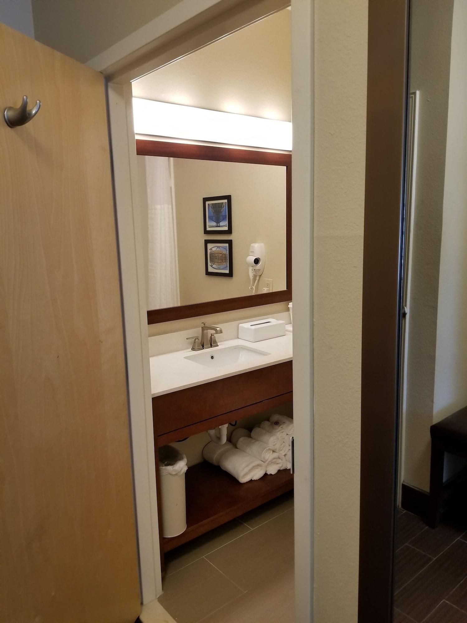 Sonesta Essential - Baton Rouge Airport Hotel Exterior photo